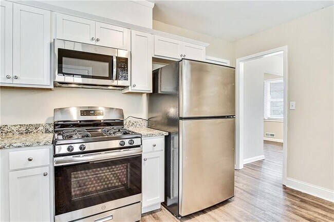 Building Photo - 2204 Holly Hill Dr