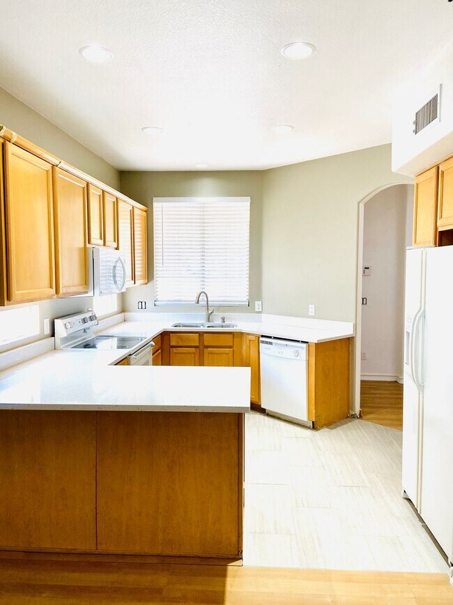 Building Photo - 3-bedroom, 2.5 bath in northeast Mesa