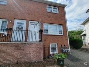 Building Photo - 555 Clifton Ave