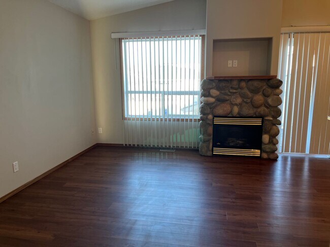 Photo du bâtiment - 3 Bed 2 Bath Unit in Red Deer, AB