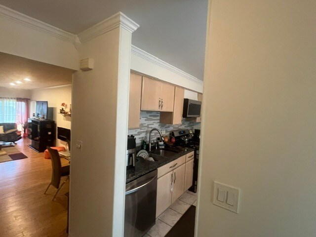 Foto del edificio - 1002 Hidden Lake Dr