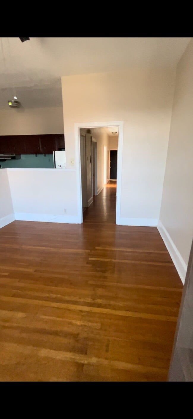 Foto del edificio - 437 E Girard Ave