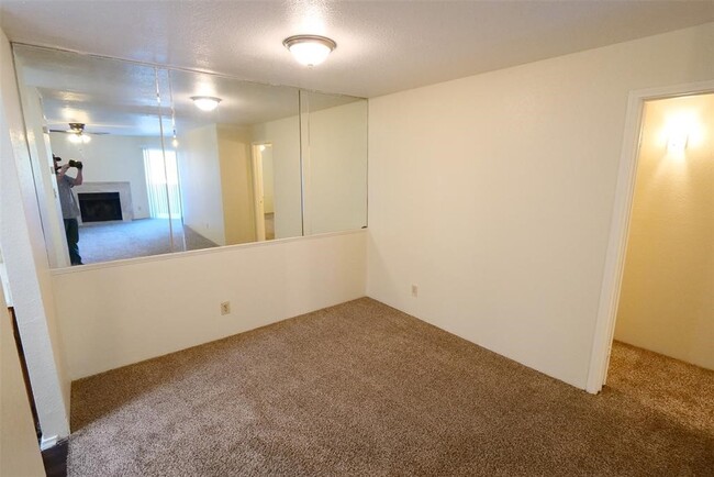Building Photo - 9700 Leawood Blvd