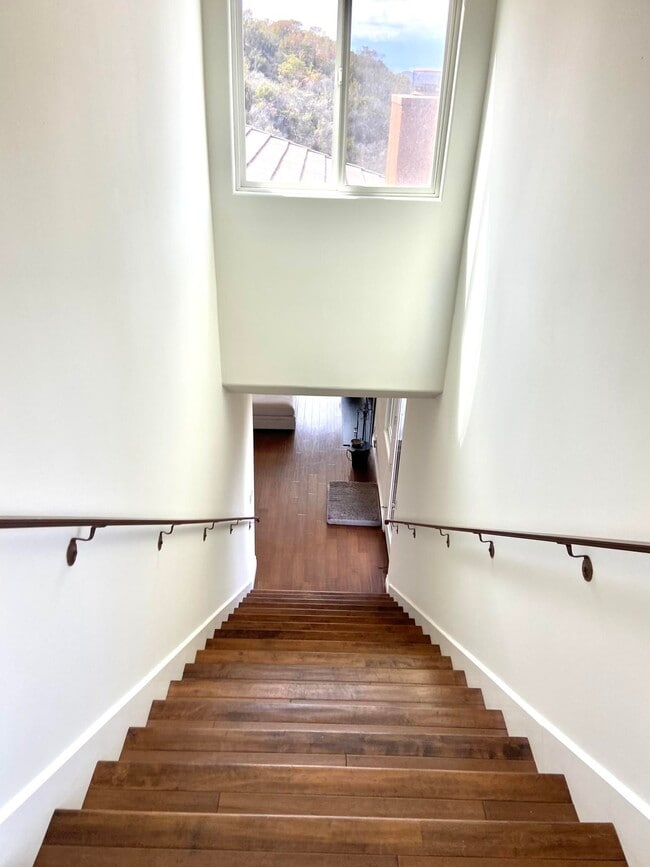 Building Photo - 563 Ventu Park Rd