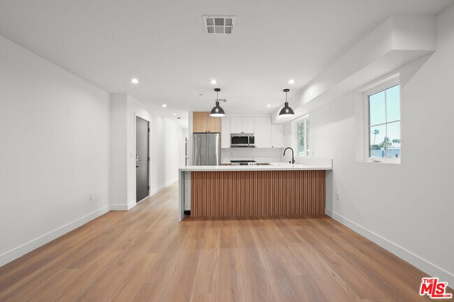 Foto del edificio - 1331 N June St