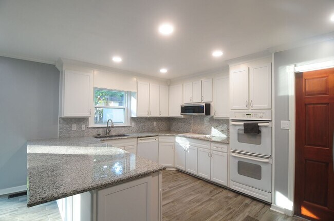 Building Photo - Nice home in quiet family neighborhood.