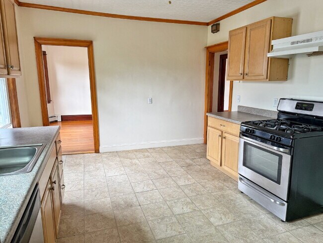 Foto del edificio - Spacious 3 Bedroom, 1 bath in prime Quincy location!