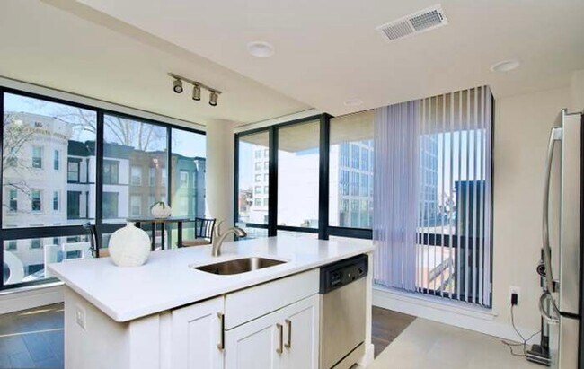 Foto del edificio - 2 Bedroom 2 Bathroom Modern Condo at The Lexicon, NoMa Neighborhood, Modern Appliances, Covered P...
