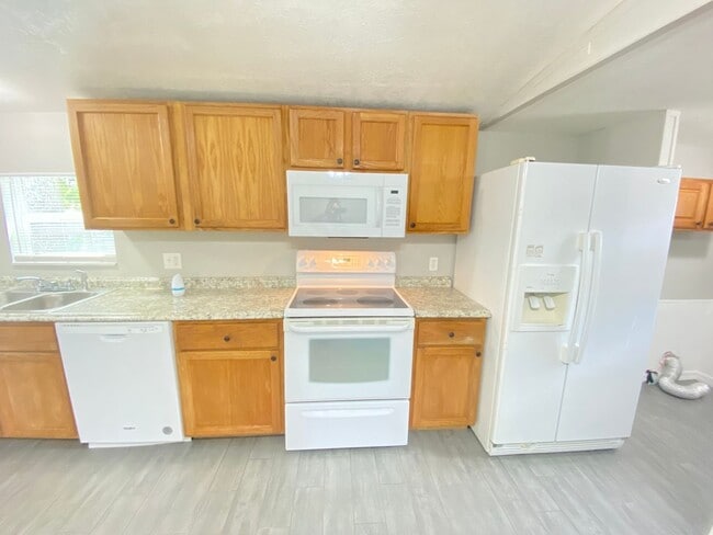 Foto del edificio - Charming 3-Bedroom, 2-Bath Home with Fence...
