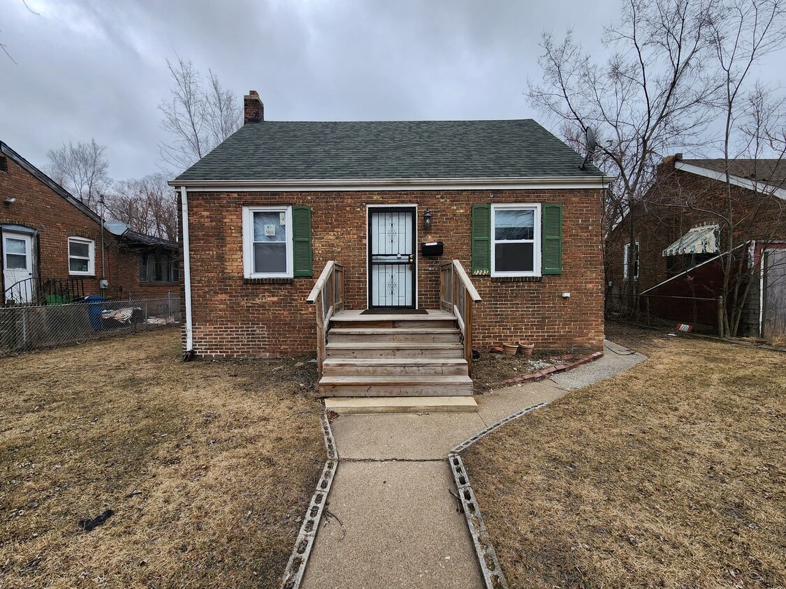 Primary Photo - Large Home with 2 Bathrooms