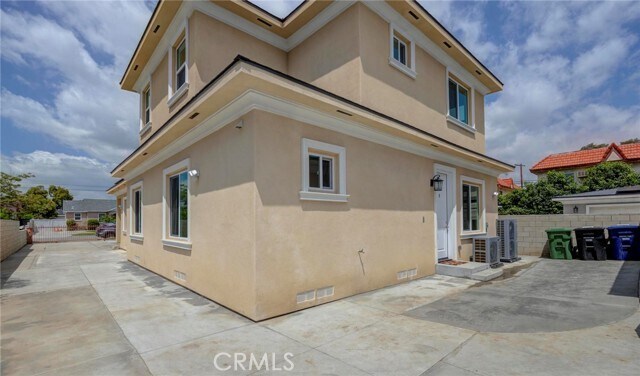Foto del edificio - 3358 Angelus Ave