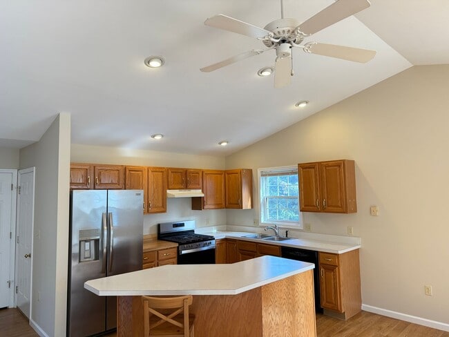 Building Photo - 2 Bedroom 2 Bathroom Townhome In Warwick T...