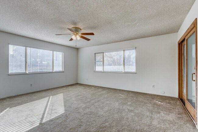 Foto del edificio - 15293 Golden Star Ave