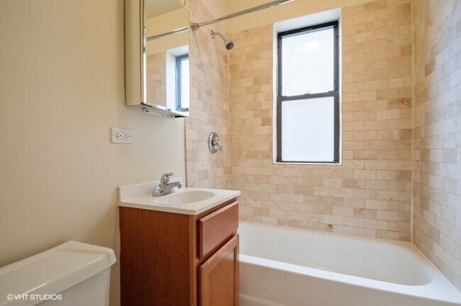 Foto del edificio - 3511 N Racine Ave