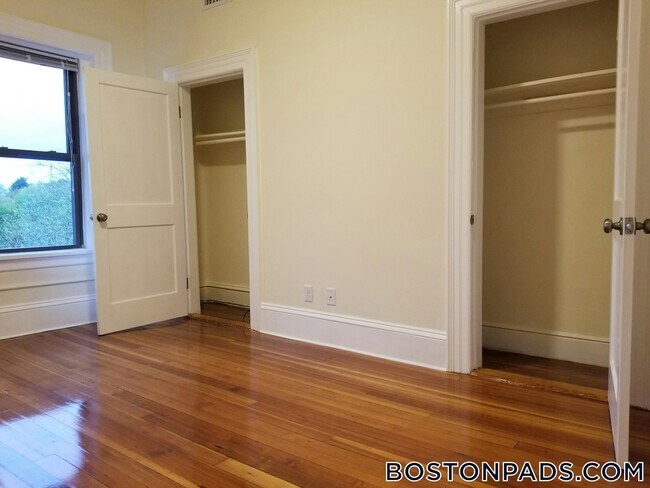 Building Photo - 1463 Beacon St