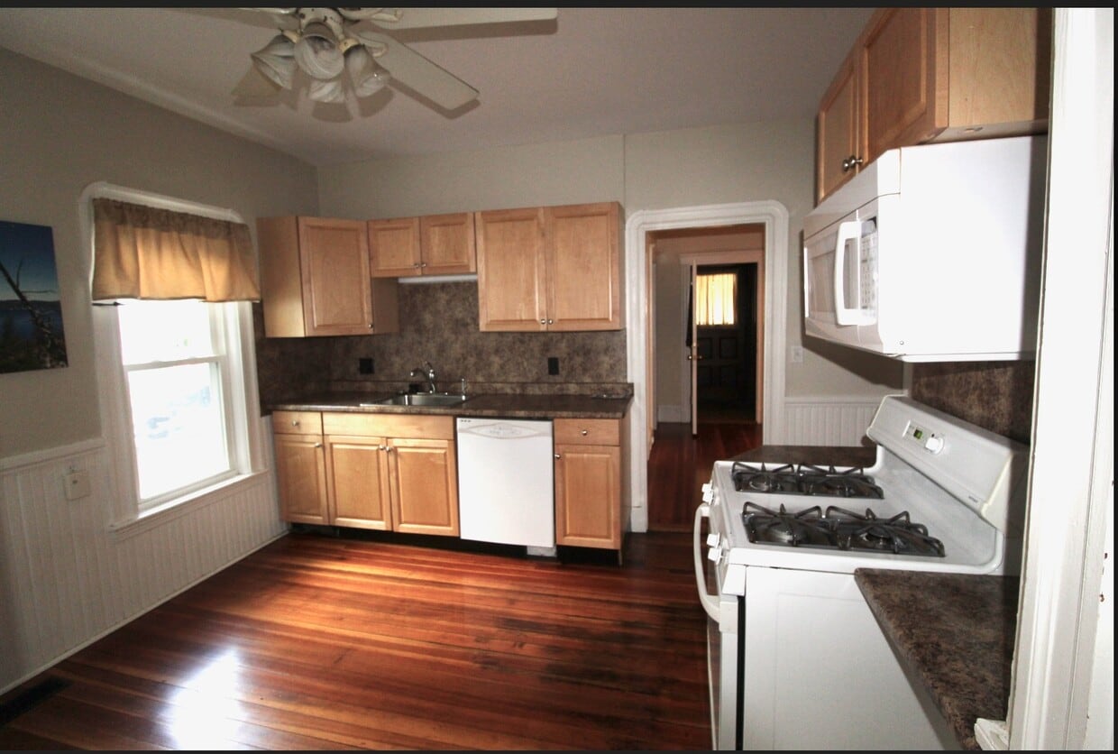 Primary Photo - 39 Hall Ave