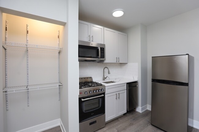 Building Photo - 545 W Belmont Ave