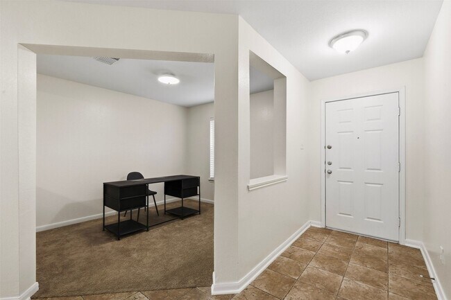 Foto del edificio - 7719 Serene Wood Ln