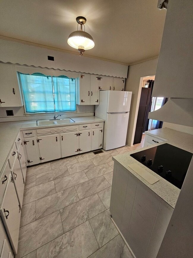 Building Photo - 3-Bedroom Home in Sparta with Hardwood Floors, Carport & Covered Porches