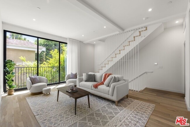 Foto del edificio - 1413 S Doheny Dr