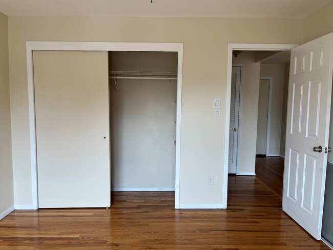 Building Photo - 410 Jericho Tpke