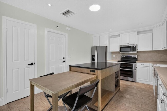 Photo - 6410 NW 34th Avenue Unit House