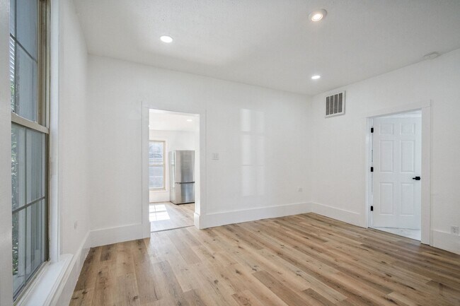 Foto del edificio - 634 S Union St