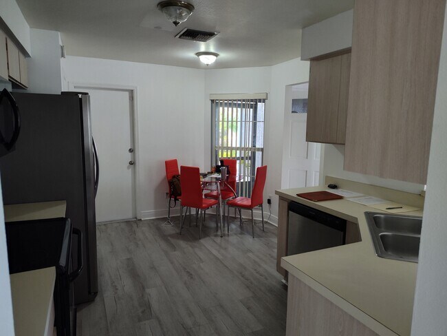 Foto del edificio - 5202 Oceanside Ct