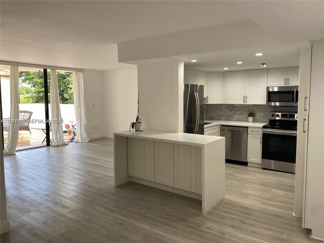 Photo - 911 E Ponce De Leon Boulevard 301, Coral Gables, FL 33134 - 3154 House