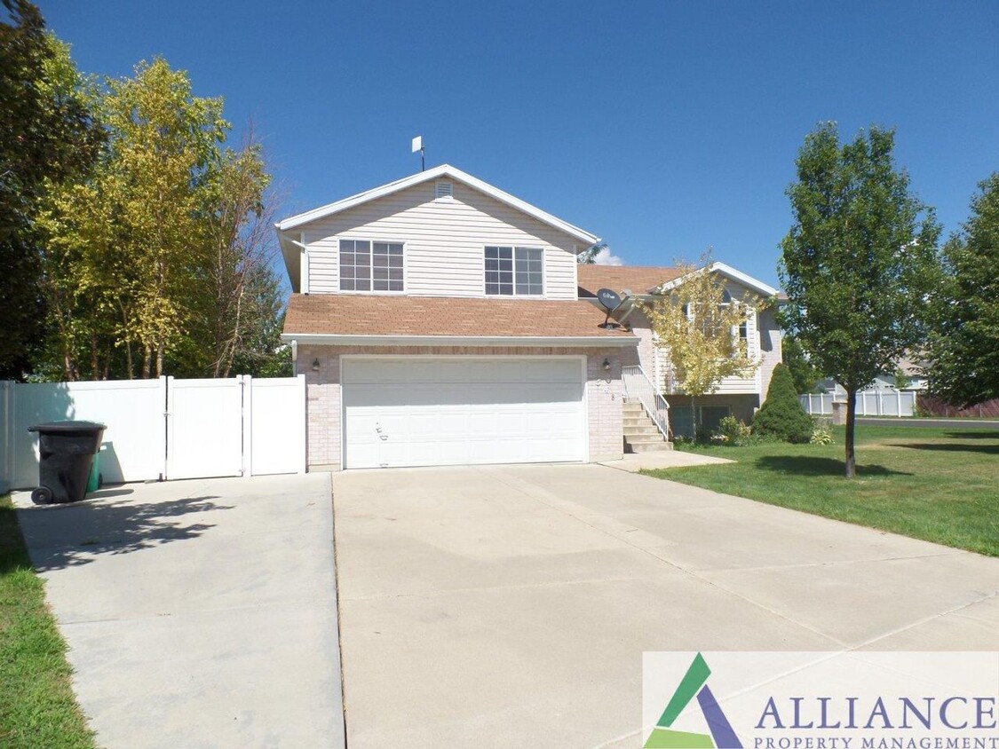 Foto principal - 4 Bed 2.75 Bath Home for Rent in Syracuse