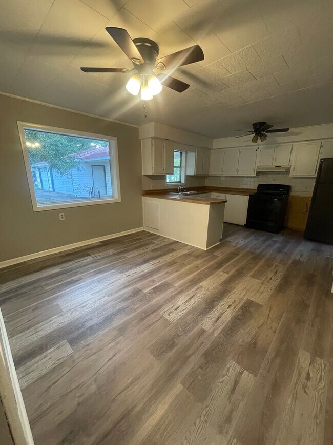 Building Photo - NEWLY REMODELED! ELBA!