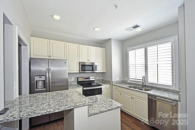 Building Photo - 4939 S Hill View Dr