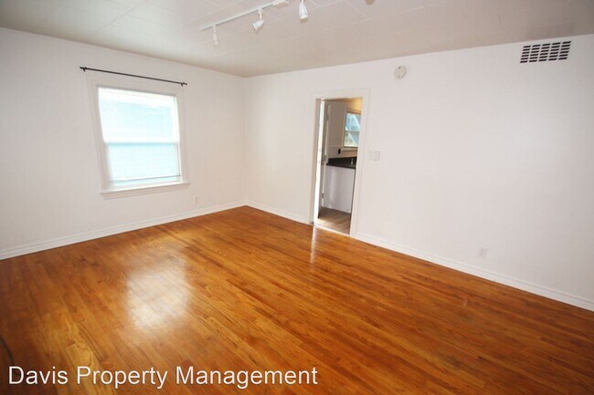 Foto del edificio - 8716 Sand Point Way NE