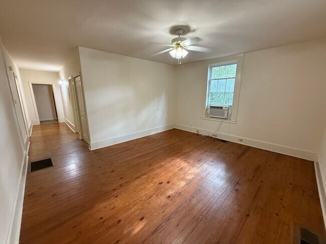Foto del edificio - Charming Historic Home – Spacious 2-Bedroo...