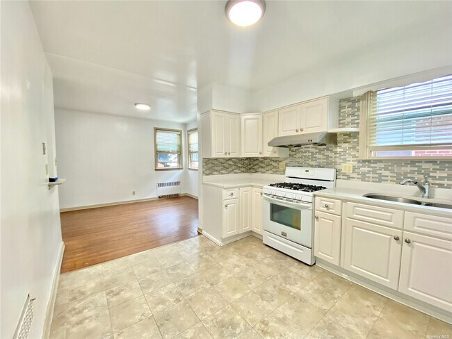 Foto del edificio - 189-32-189-45 45th Ave