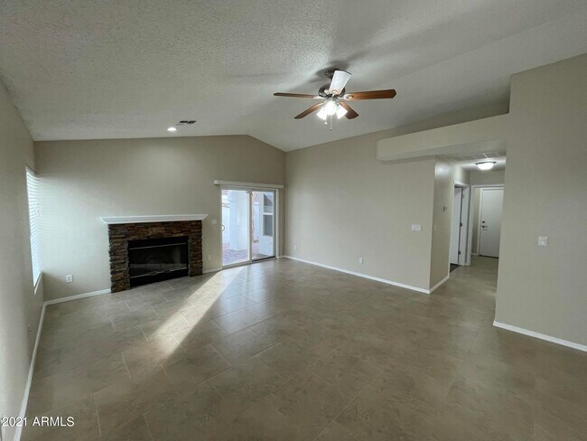 Foto del edificio - 3227 E Topeka Dr
