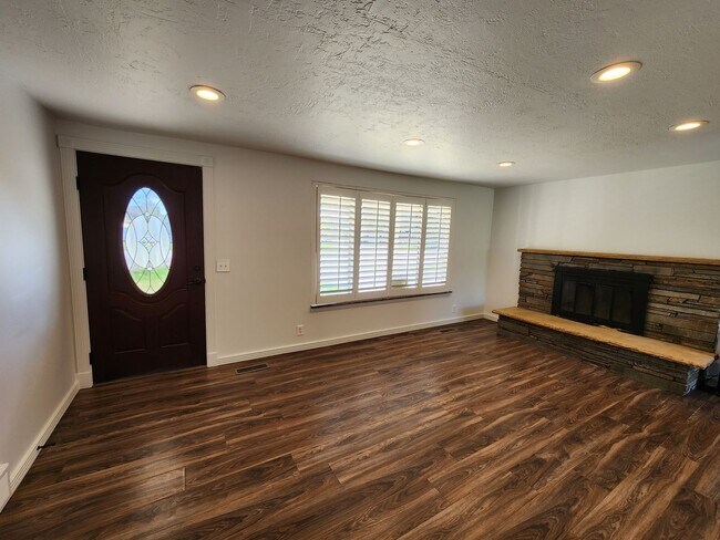 Building Photo - Sandy 4 bd 3 bath Single Family Stunner!
