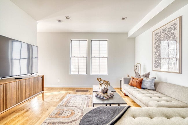 Building Photo - 512 NE 56th Ave