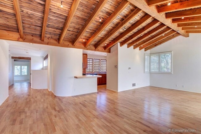 Building Photo - 631 Loring St