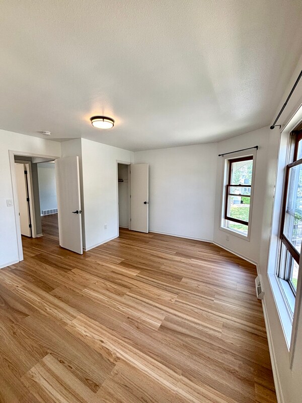 Foto del edificio - 2343 N Oakland Ave
