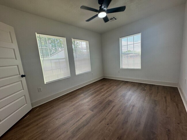 Foto del edificio - Gorgeous fully updated 1 Bedroom Duplex