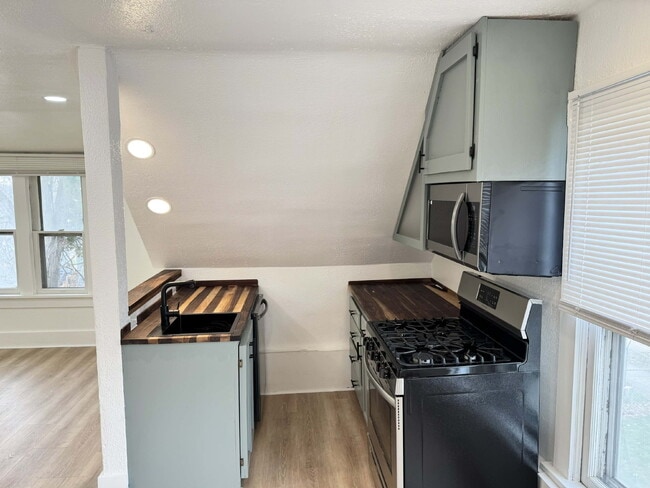 Building Photo - "Charming 1-Bedroom apartment in the Heart of Nampa!"