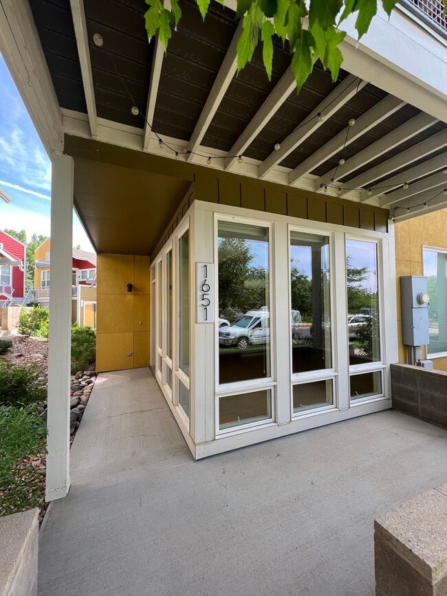 Building Photo - Light filled 3 bed, 3 bath townhome in Hol...