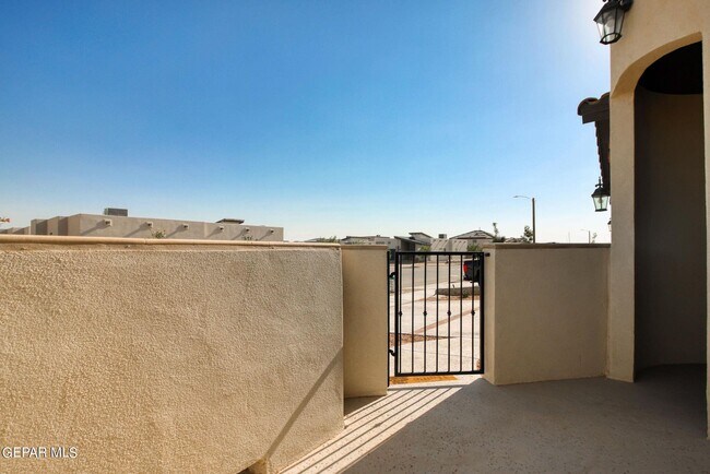 Foto del edificio - 12805 Kingsbury Ave