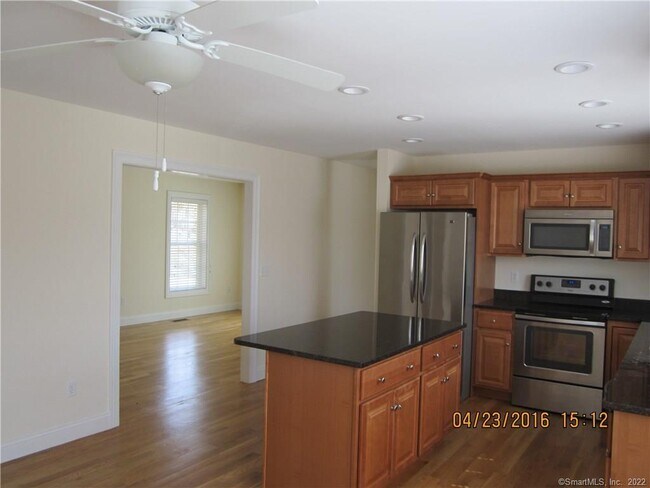 Foto del edificio - 28 Moodus Leesville Rd
