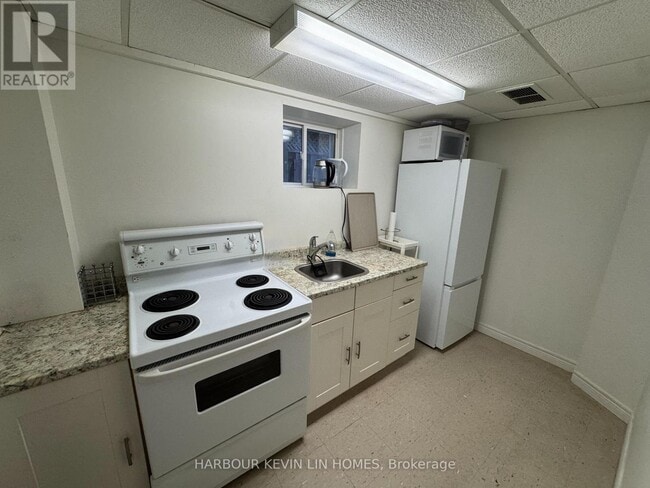 Building Photo - 25 Desert View Crescent