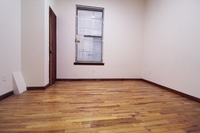 Building Photo - 100 W 105th St