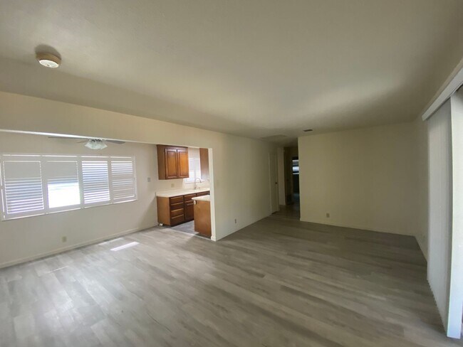 Building Photo - 561 Azalea Way