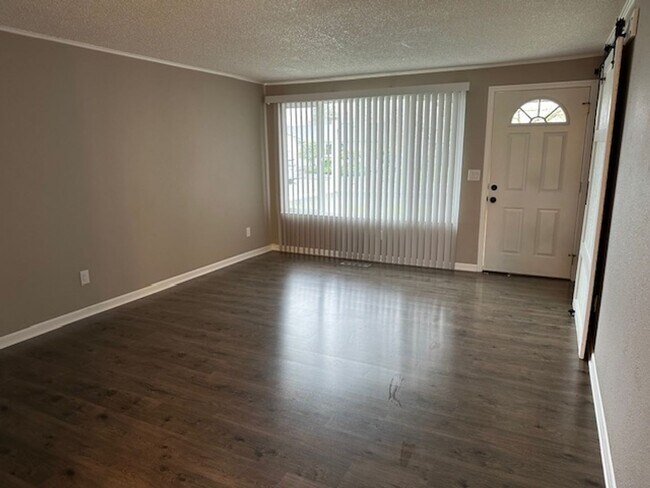 Building Photo - Very Nice Remodeled and Duplex Unit With 3...