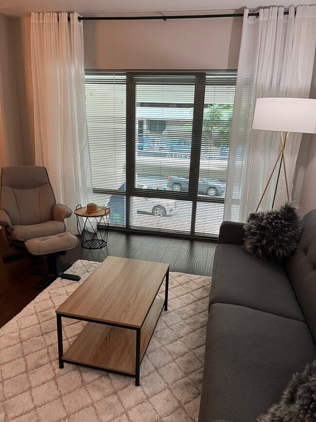 Luminoso y espacioso - 425 W Beech St